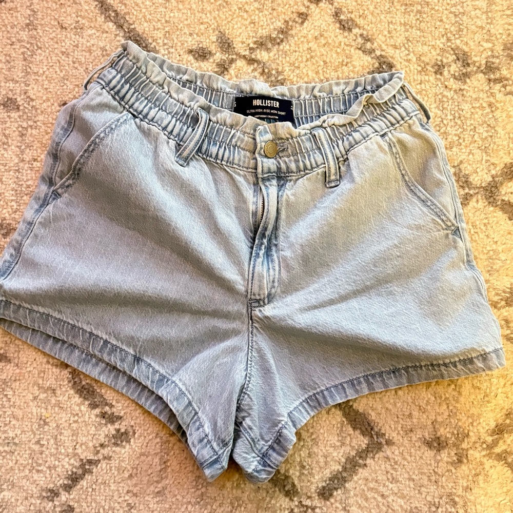 Hollister Ultra High-Rise Mom Shorts – Lightweight Denim – Size Small